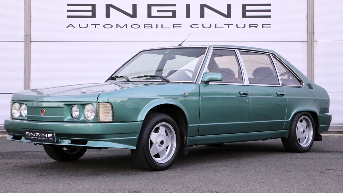 Na prodej se objevila Tatra 613 ve velmi netradiční barvě, navíc ze vzácné série. Má jasnou historii a je jako nová